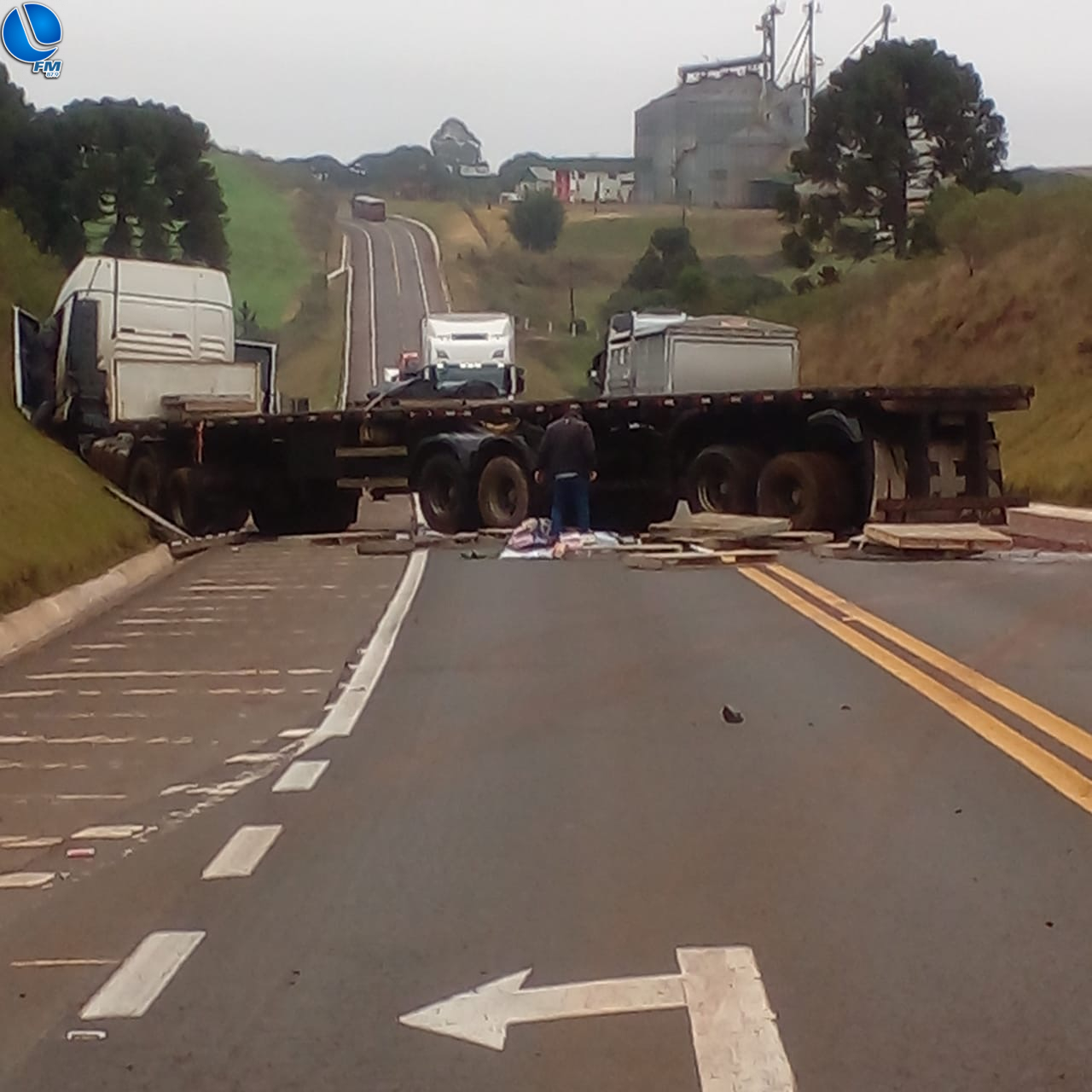 Carreta Perde O Controle E Colide Barranco Lagoa Fm A Primeira