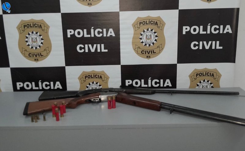 Polícia Civil cumpre mandado de busca e apreensão, apreende armas e prende dois por posse irregular em Lagoa Vermelha