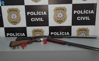 Polícia Civil cumpre mandado de busca e apreensão, apreende armas e prende dois por posse irregular em Lagoa Vermelha