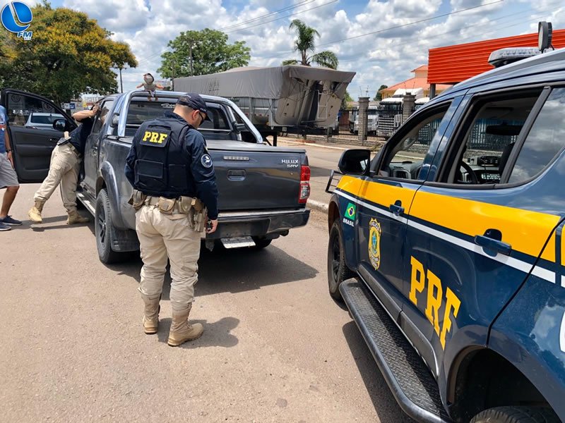 PRF flagra caminhonete argentina que tinha dispositivo para esconder a placa em Passo Fundo