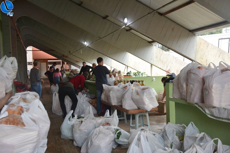 Famílias beneficiadas pelo Programa de Aquisição de Alimentos recebem alimentos