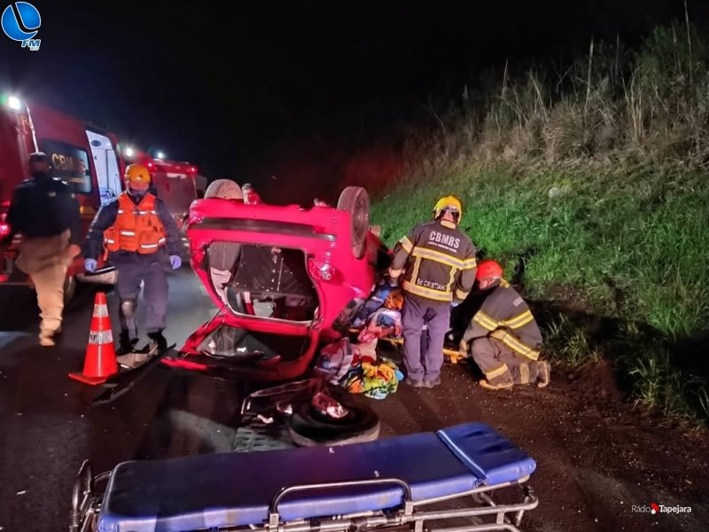 Uma pessoa fica ferida após colisão de carro e carreta na BR-285 em Passo Fundo