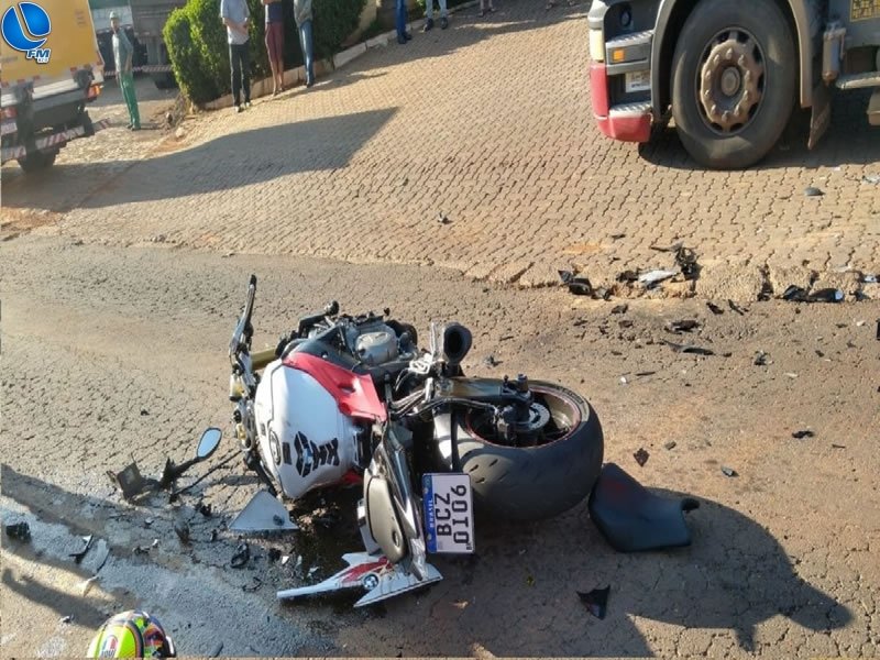 Jovem de 23 fica ferido gravemente após colisão em Tapejara