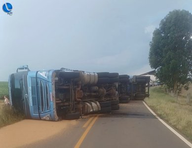 Caminhão carregado de soja tomba em rodovia que liga a Capão Bonito do Sul
