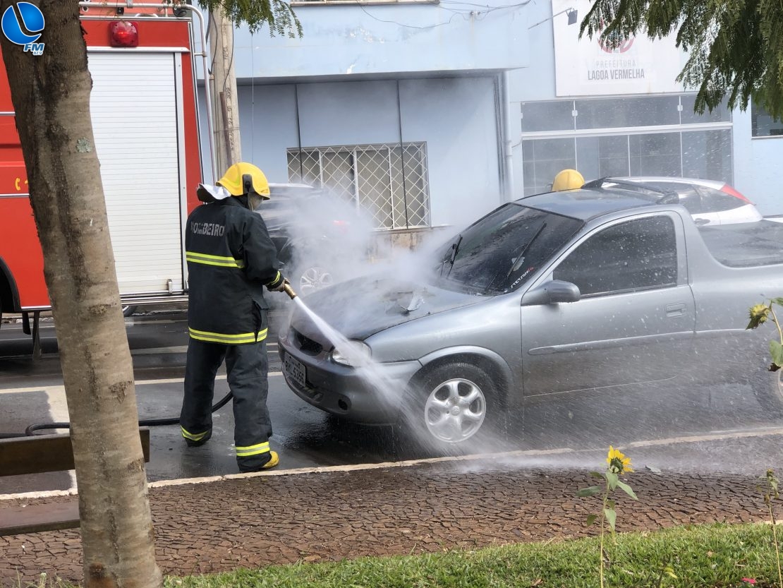 Bombeiros atendem incêndio em veículo no centro