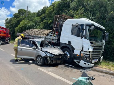 Acidente entre caminhão e HB20 deixa dois feridos na BR-285