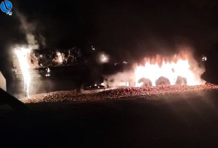 Carreta pega fogo no trevo de acesso a Muliterno