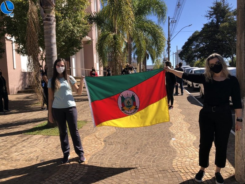 Empresários se manifestam contra o fechamento do comércio