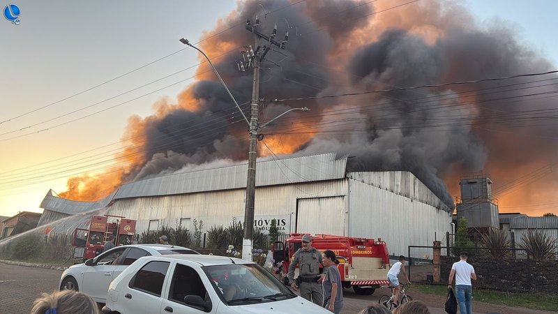 Incêndio de grandes proporções atinge fábrica de móveis na área industrial III