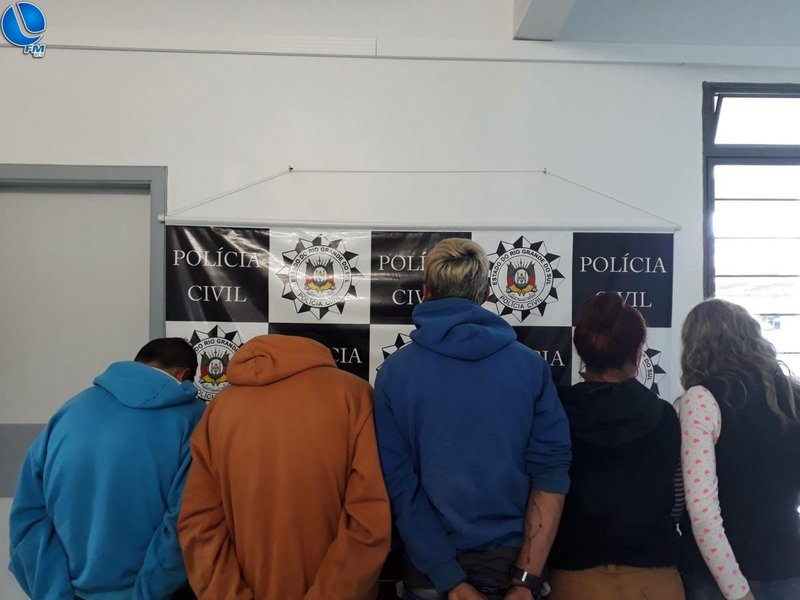 Cinco pessoas são presas por tráfico de drogas