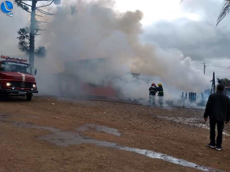 Fogo consome boate em Sananduva