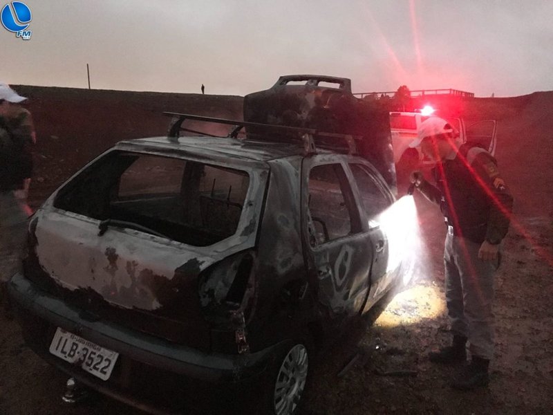 Carro é consumido pelas chamas no Alto Pedregal