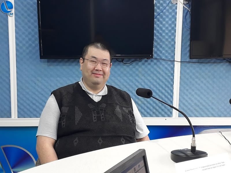 Profissional médico realiza consultas sociais