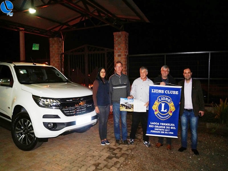 Lions Clube promove entrega simbólica de caminhonete