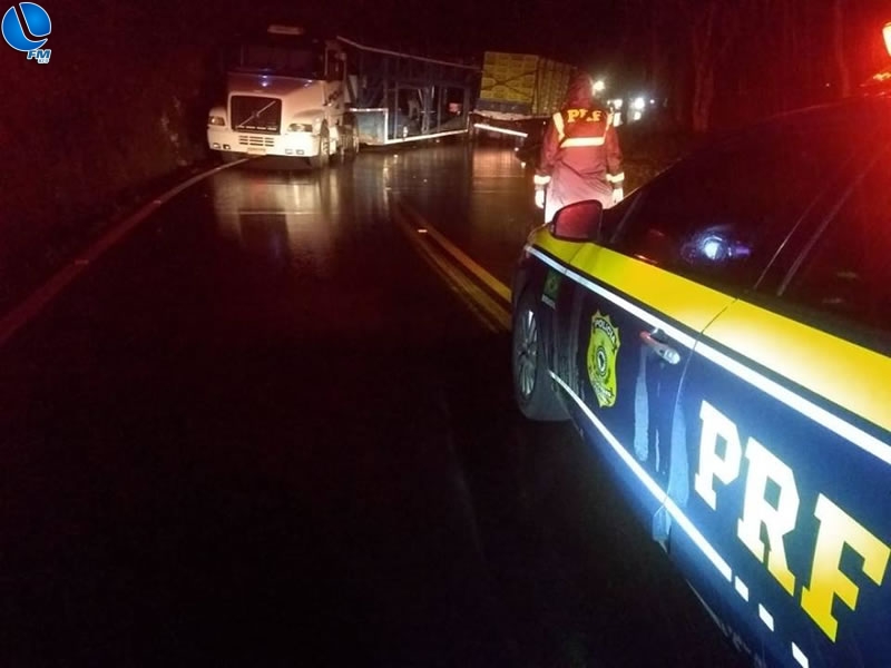 PRF prende motorista que conduzia veículo com dimensões excedentes na Serra do Rio das Antas.
