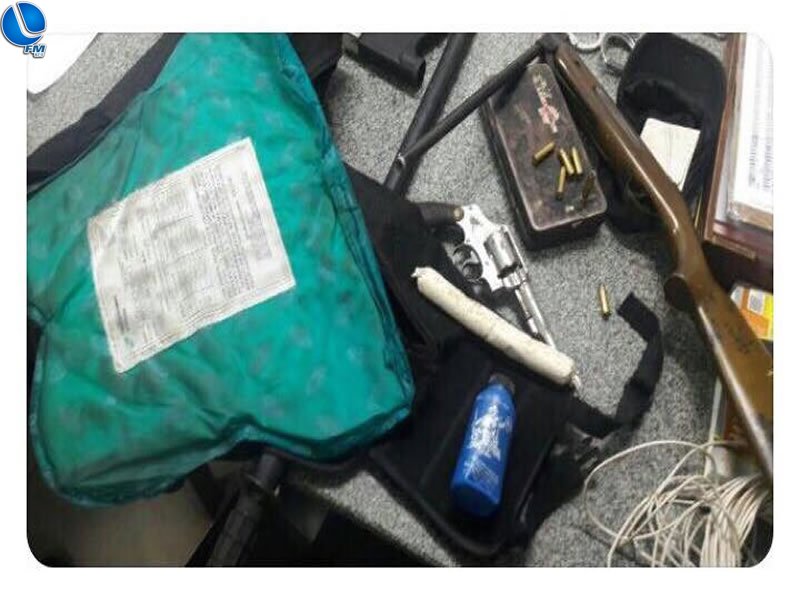 Prisão em flagrante por porte ilegal de arma de fogo e por posse ilegal de artefato explosivo