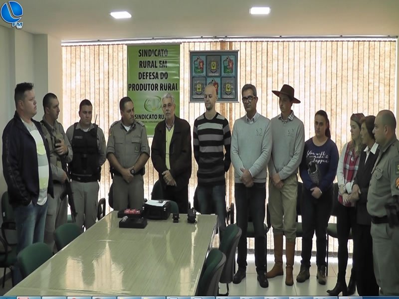 Sindicato Rural de Lagoa Vermelha doa arma para Brigada Militar