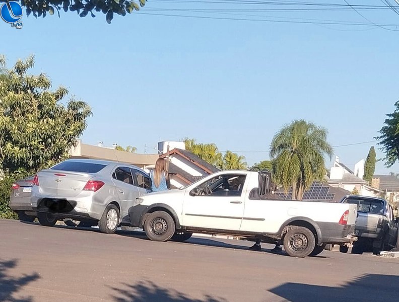Colisão entre dois veículos na Av. Circular com a 7 de Setembro