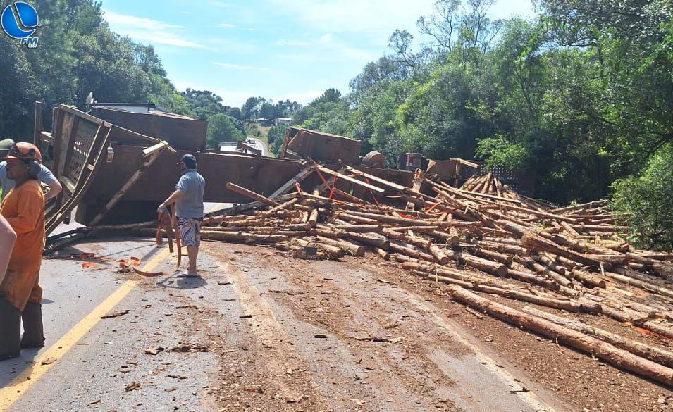 Carreta de tora tomba na BR 285