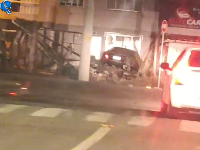 Veículo invade lavagem na Avenida Benjamin Constant