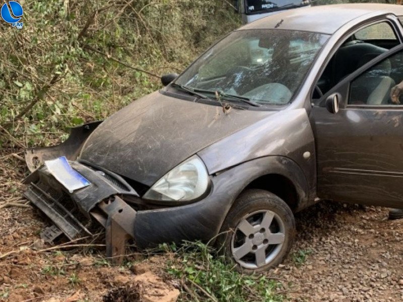 Veículo sai da pista e bate em barranco, no Pizzamiglio