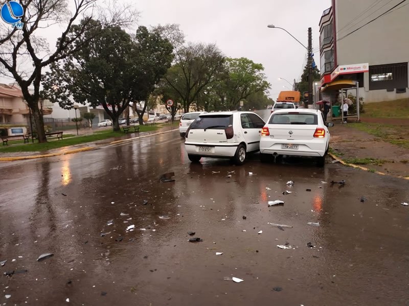 Colisão deixa dois veículos danificados no centro