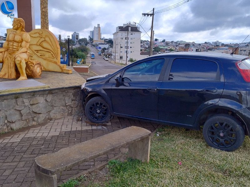 Veículo colide com estrutura do pórtico da Av. Afonso Pena