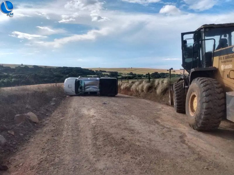 Acidente em Barracão envolve Hilux e uma máquina da Prefeitura
