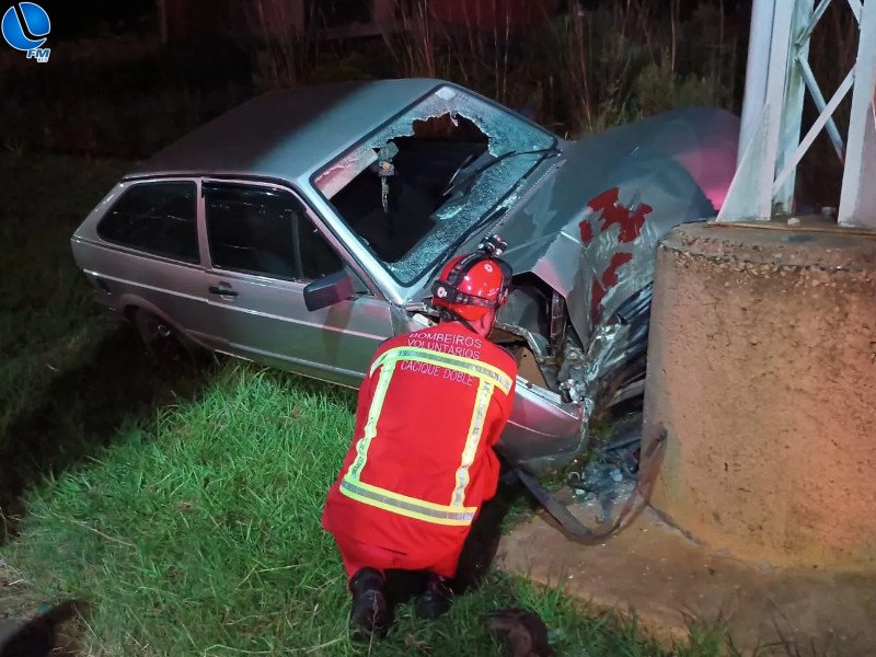 Condutor sai da pista e atinge pórtico na ERS 343 em Cacique Doble