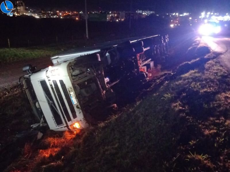 Caminhão tomba na BR 285, em Lagoa Vermelha