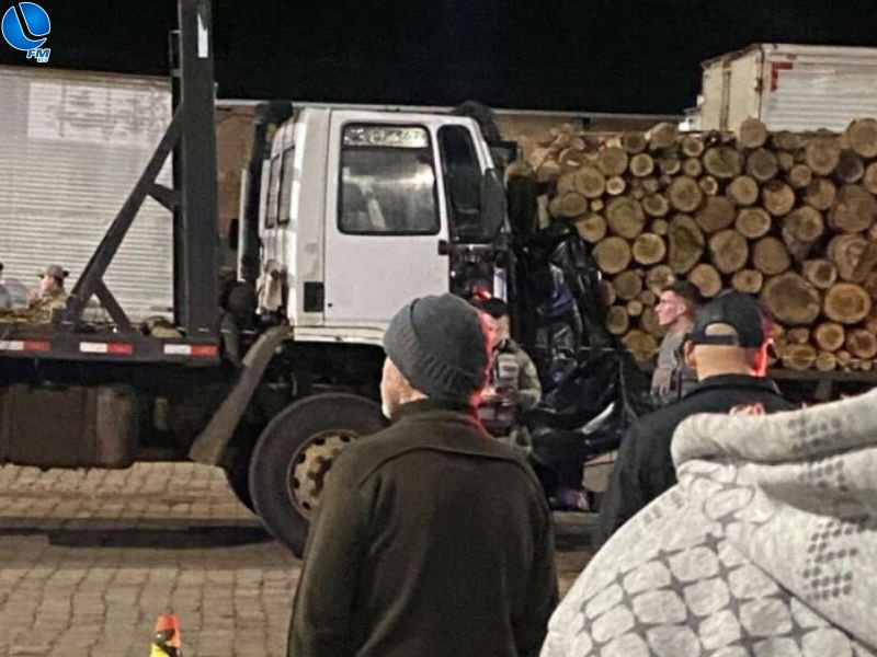 Homem morre esmagado entre caminhões em posto de combustível em Casca