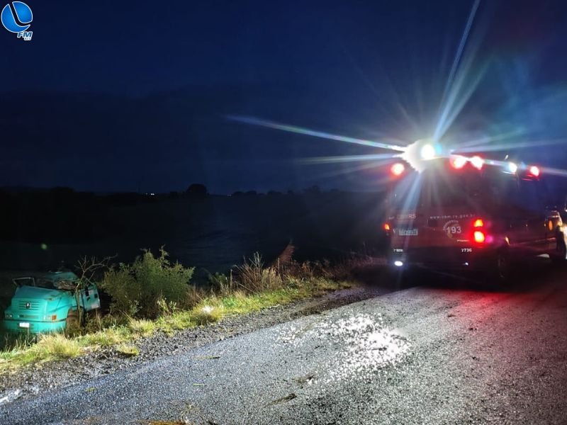 Caminhão carregado de leite capota na RS-126 em Três Pinheiros