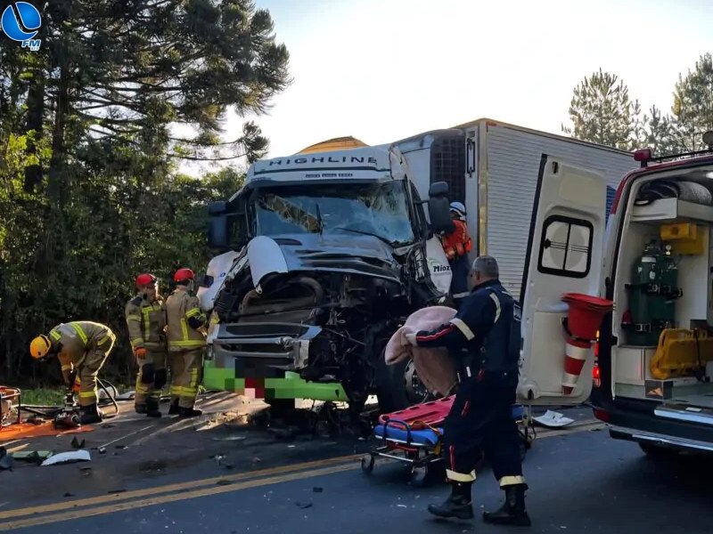Motorista fica preso às ferragens acidente na ERS-135, em Getúlio Vargas