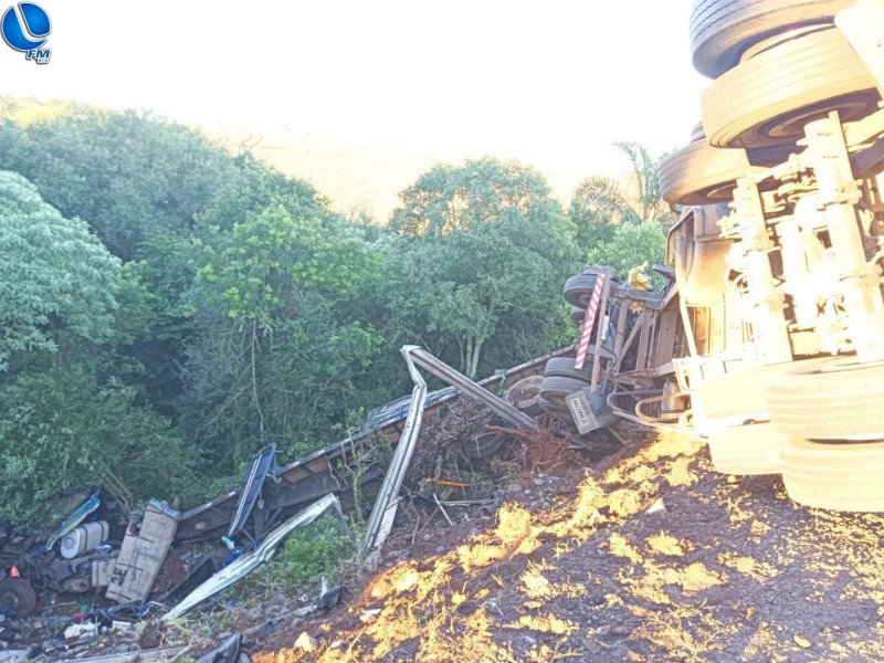 Colisão entre duas carretas deixa um morto, em Passo Fundo