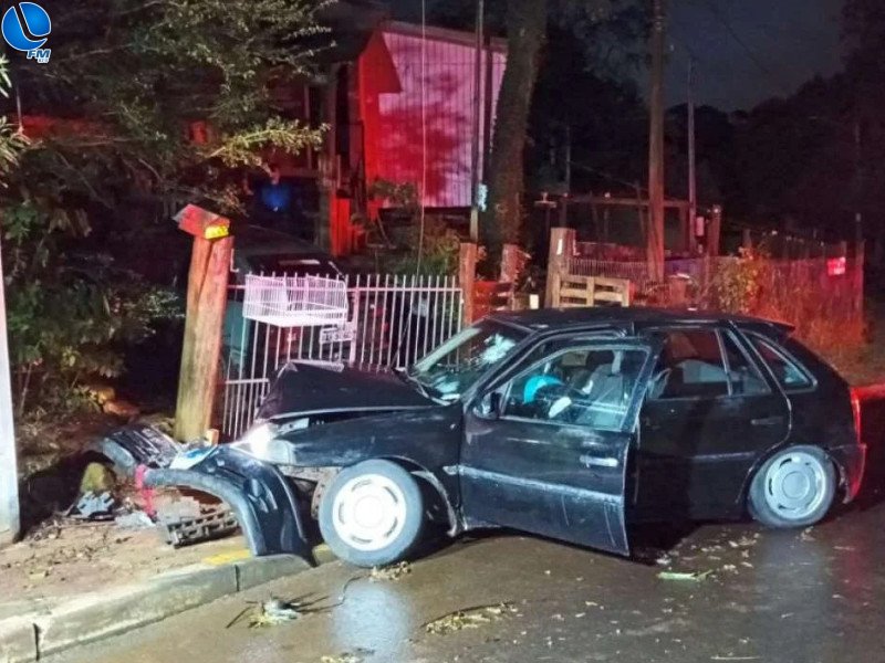 Homem morre eletrocutado, após colidir com um poste