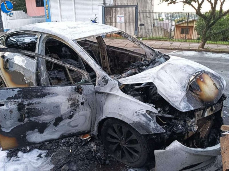 Veículo pega fogo após colidir com tele entulho, em Passo Fundo