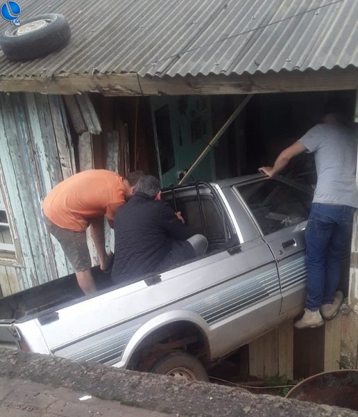 Carro perde o controle e entra em casa na Presidente Vargas