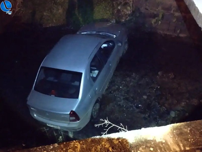 Veículo cai em rio, na cidade de Paim Filho