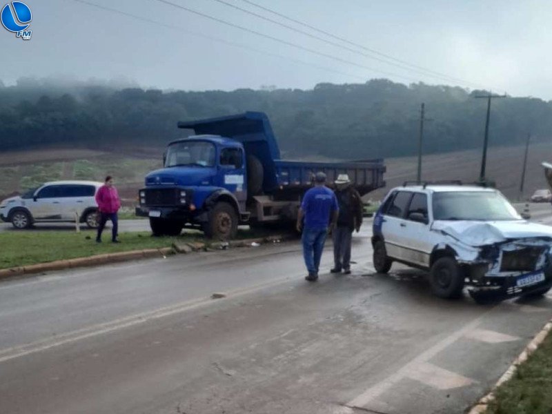 Acidente entre carro e caminhão caçamba é registrado em Tapejara