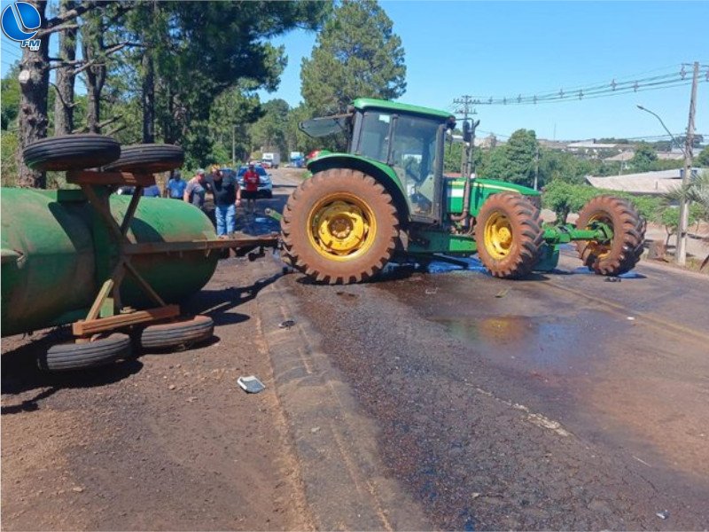 Acidente com trator interrompeu trânsito em Tapejara