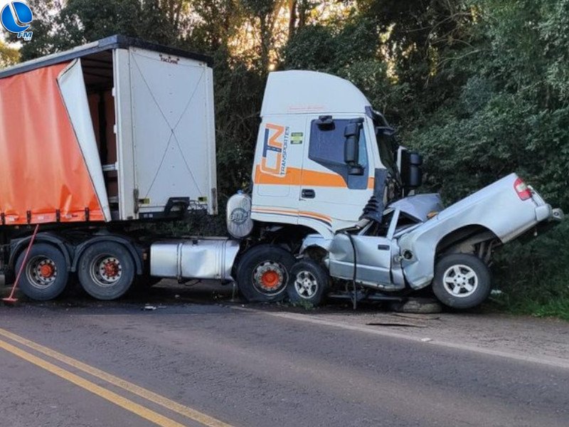 Homem morre em colisão entre carreta e caminhonete em Tapera