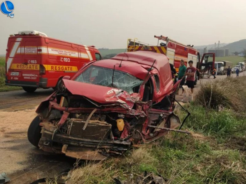Acidente com três veículos deixa feridos, em Vila Lângaro