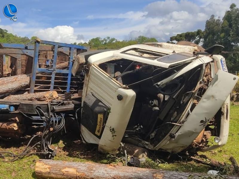 Condutor fica ferido em capotamento de caminhão no interior de Lagoa Vermelha