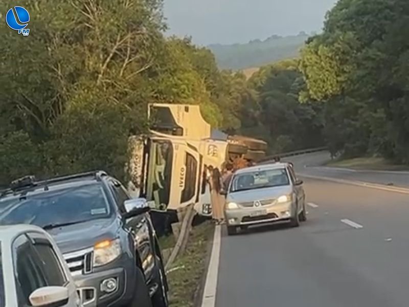 Carreta tomba na BR-285, em Lagoa Vermelha