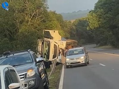 Carreta tomba na BR-285, em Lagoa Vermelha