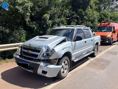 Colisão entre caminhonete e caminhão deixa mulher ferida na BR-285