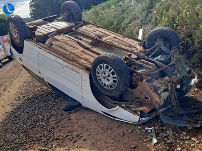 Capotamento de veículo deixa vítimas com ferimentos leves no interior de Sananduva