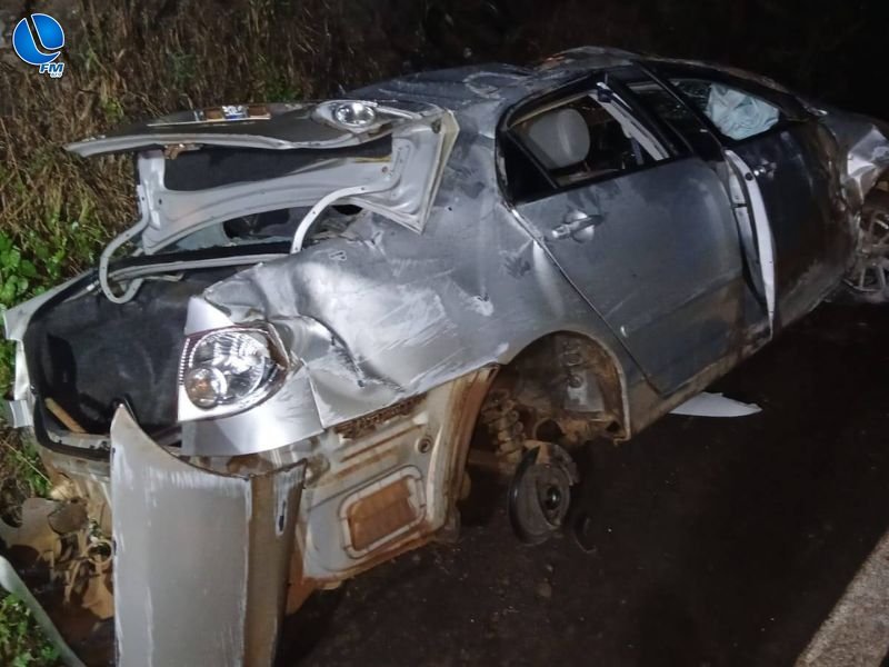 Bombeiros socorrem motorista após saída de pista na ERS-343 em São José do Ouro