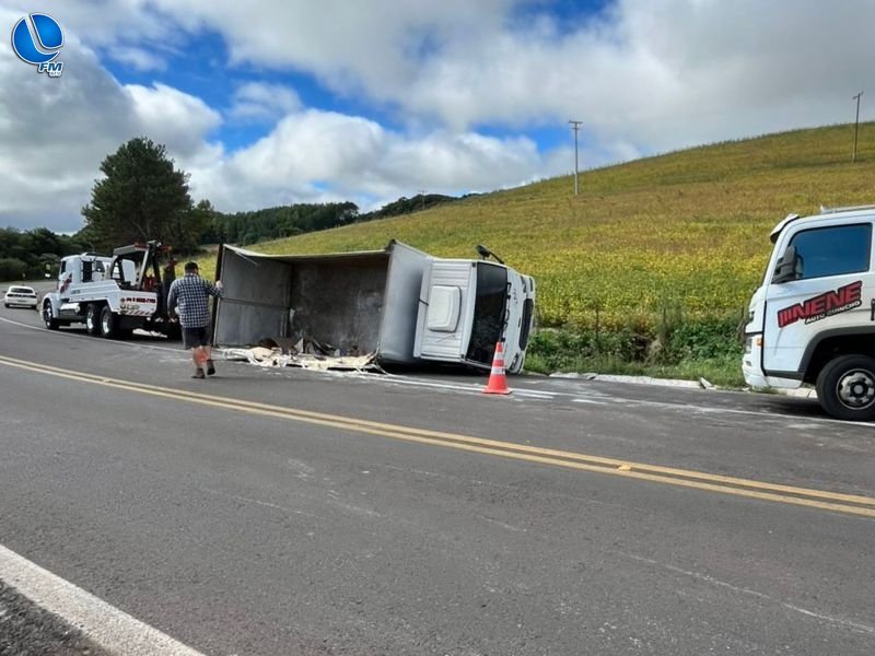 Caminhão capota na BR-285 entre Lagoa Vermelha e Muitos Capões