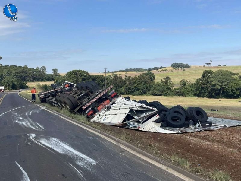Caminhão carregado de pneus tomba na RS-135 entre Sertão e Getúlio Vargas